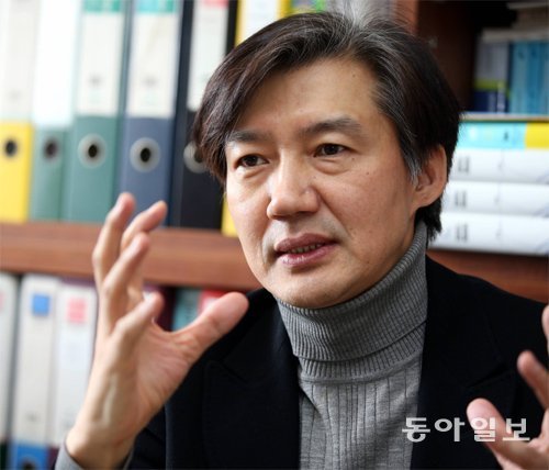 조국 서울대 법학전문대학원 교수는 4일 서울대 연구실에서 “SNS에 올린 글을 보고 제가 여의도에 있는 줄로 아시는 분들이 많지만 사실 거의 매일 연구실에 있다”며 “쉰이 넘었지만 학문적 호기심은 그대로다”라고 말했다. 김경제 기자 kjk5873@donga.com