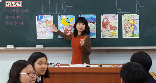 부산 화명중학교는 2년간 자유학기제를 시범 운영하면서 쌓은 노하우를 올해 자유학기제를 처음 적용하는 부산 동주중학교에 전수해 준다. 화명중에서 수학과 미술을 융합해 자유학기제 수업을 하고 있다. 화명중 제공