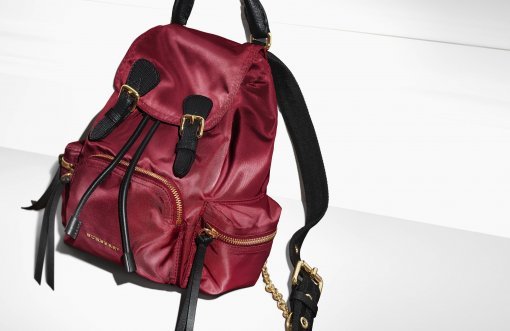 퍼레이드 레드컬러의 스몰 사이즈 ‘럭색’.