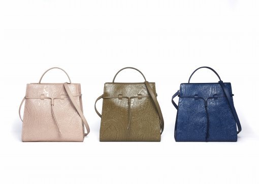 에트로의 상징인 페이즐리를 양각으로 새겨 넣은 ‘플로리안 앙브레 컬렉션’. 위에서부터 고급스러운 카키, 톤 다운된 네이비, 올봄 유행 컬러인 ‘로즈 쿼츠’ 핑크. 에트로 제공