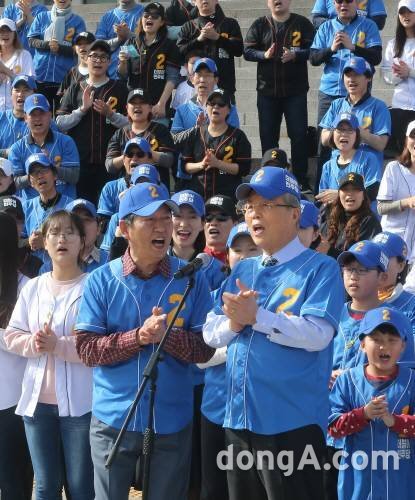 선거운동 영상 찍는 더불어민주당 김종인 대표(앞줄 오른쪽)가 6일 국회에서 총선 뮤직비디오 촬영을 하기 위해 정청래 의원(앞줄 왼쪽) 등과 함께 더민주 응원가를 부르고 있다. 동아일보 DB