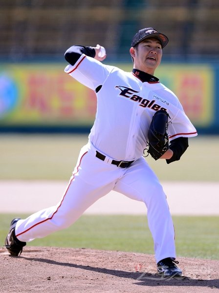 한화는 선발진이 미지수로 꼽히는 팀이다. 송은범의 부활은 올해 한화 마운드의 열쇠인데, 10일 두산과의 시범경기에서 긍정의 가능성을 보여줬다.대전｜김종원 기자 won@donga.com