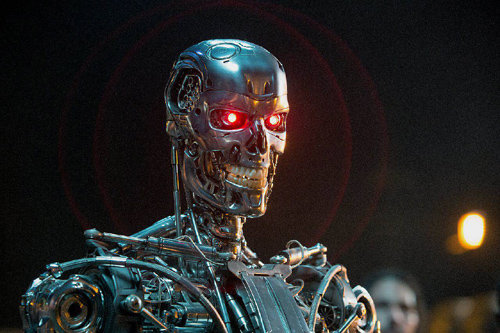 영화 ‘터미네이터 제니시스’의 한 장면. 이 영화에선 인공지능 컴퓨터의 명령을 받은 로봇이 인간을 공격한다. 롯데엔터테인먼트 제공