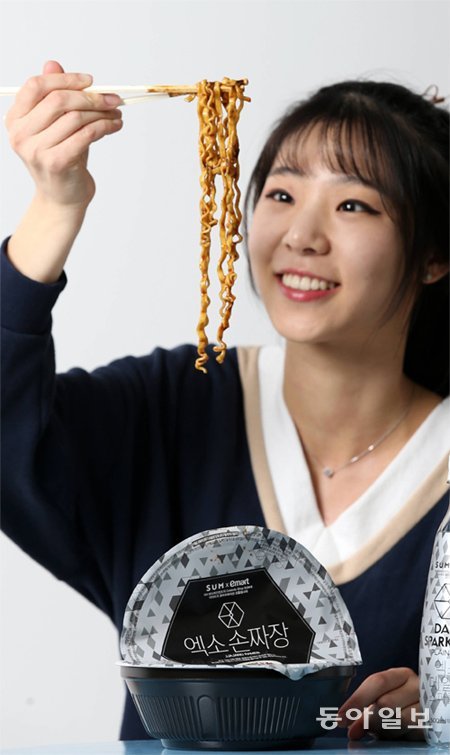 10대와 외국인 관광객을 겨냥한 엑소 라면은 시장 진입이 어려운 라면시장에서 이름만으로 힘을 발휘했다. 용기에는 엑소 사진 대신 엑소 고유의 로
고가 새겨져 있다. 장승윤 기자 tomato99@donga.com