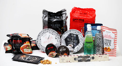 이번에 출시된 이마트와 SM협업 상품은 14종. 이마트는 올해 상반기에 상품의 가짓수를 40여 종까지 늘려가겠다고 밝혔다.