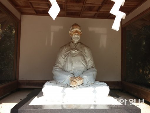 일본 사가 현 아리타 시의 석장신사에 모신 이삼평 조각상. 후손들이 도기로 만들었다.