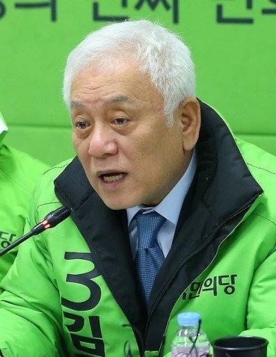 김한길 의원은 선거연대를 주장하며 선대위원장직을 사퇴했다.