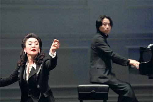 구자범(오른쪽)은 20일까지 서울 LG아트센터에서 열리는 배우 윤석화(왼쪽)가 출연하는 연극 ‘마스터 클래스’의 피아노 반주를 맡았다. 그는 “10년 넘게 오페라 피아노 반주를 했다. 가장 즐거운 일 중의 하나다”라고 말했다. 돌꽃컴퍼니 제공