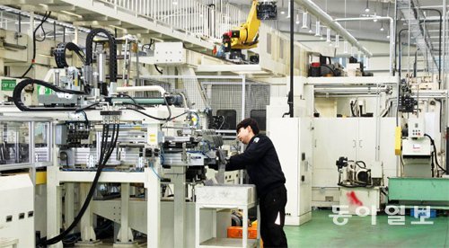 11일 경북 성주군 성주읍 맥스로텍 2공장에서 직원이 자동화 시스템을 점검하는 동안 이송용 로봇 갠트리가 제품을 옮기고 있다. 장영훈 기자 jang@donga.com