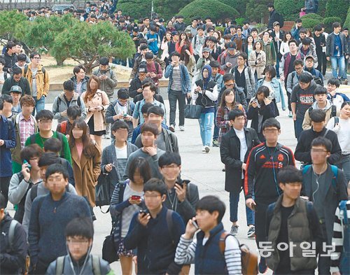취업준비생들의 ‘잔인한 봄’이 시작됐다, 지난해 4월 삼성그룹의 상반기 대졸 공채 지원자들이 삼성직무적성검사(SSAT)를 치르고 나오는 모습. 동아일보DB