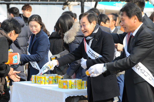 ‘2015년 공공기관 고객만족도 조사(PCSI)’에서 역대 최고기록으로 조사 대상 전체 공기업 중 1위를 한 것을 기념해 12일 렛츠런파크서울에서 열린 고객감사행사에 참석한 현명관 한국마사회 회장. 사진제공｜한국마사회