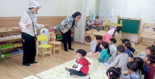 서울 은평구의 한 어린이집에서 시니어 전문강사들이 어린이들에게 동화 구연을 하고 있다. 서울시는 올해 공익활동 등에 참여하는 어르신 일자리 5만여 개를 제공할 계획이라고 밝혔다. 서울시 제공