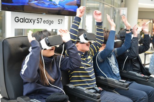 갤럭시S7과 기어VR로 가상현실을 체험하는 모습 (사진=동아닷컴)