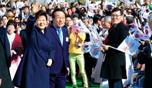 3월 10일 경북 도민들이 태극기를 흔들며 경북도 신청사 개청식에 참석한 박근혜 대통령을 환영하고 있다. 뉴시스