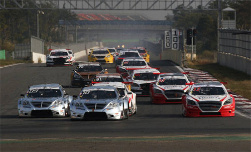 지난해 열린 ‘CJ헬로모바일 슈퍼레이스’ 중 ‘슈퍼6000’ 클래스 경기. 이 대회는 올해 ‘CJ대한통운 슈퍼레이스’라는 이름으로
 다음 달 23일 경기 용인시 스피드웨이에서 개막전을 치른다. 스피드웨이에서 모터스포츠 대회가 열리는 것은 8년 만이다. 
슈퍼레이스 제공