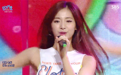비속어 문구가 적힌 티셔츠를 입고 무대에 선 걸그룹 ‘트와이스’의 멤버 쯔위. SBS TV 화면 캡처