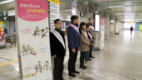 인천교통공사 직원들이 10일 인천지하철 예술회관역에서 부정승차 근절 캠페인을 벌이고 있다. 하루 평균 27만5000여 명이 이용하는 인천지하철은 연간 승객이 1억여 명에 이르고 있다. 인천교통공사 제공