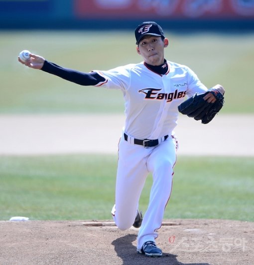 한화 대졸 신인투수 김재영이 15일 대전한화생명이글스파크에서 열린 LG와의 시범경기에 선발등판해 힘차게 공을 던지고 있다. 대전｜김진환 기자 kwangshin00@donga.com