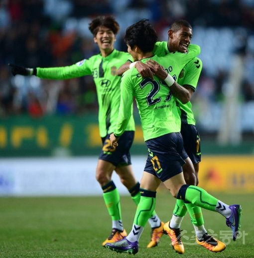 전북 로페즈 선제골 전북현대 로페즈 페레이라(오른쪽)가 15일 전주월드컵경기장에서 벌어진 2016 아시아축구연맹(AFC) 챔피언스리그 32강 조별리그 E조 3차전 빈즈엉(베트남)의 홈경기 전반 40분 선제골을 터트린 뒤 동료들과 함께 기뻐하고 있다. 전주｜김진환 기자 kwangshin00@donga.com