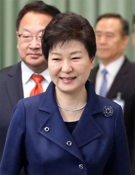 박근혜 대통령이 15일 청와대에서 열린 제11회 국무회의에 참석하기 위해 입장하고 있다. 청와대사진기자단