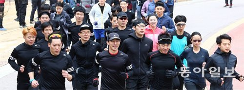 아디다스가 만든 서울국제마라톤 훈련 프로그램 ‘42195클리닉’에 참가한 일반인 참가자들이 12일 서울 남산 산책로를 달리고 있다. 전영한 기자 scoopjyh@donga.com