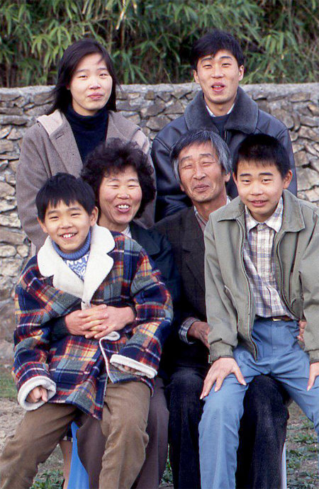 고향인 전남 신안군 비금도에서 찍은 가족사진. 부모와 함께 사진을 찍은 어린 시절의 이세돌 9단, 세나 씨, 상훈 9단, 차돌 씨(앞줄 왼쪽부터 시계방향). 한국기원 제공