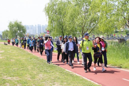 지난해 4월 충북 충주시에서 소상공인시장진흥공단의 주최로 열린 ‘서로 돕고 엮어주기(상생 네트워크)’ 행사에서 참가자들이 함께 걷고 있다. 소상공인시장진흥공단 제공