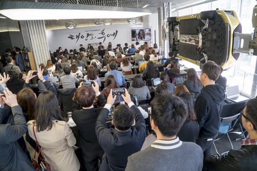 “송중기 한번 보자” 16일 열린 드라마 ‘태양의 후예’ 기자간담회 현장엔 100여명의 취재진이 참석해 드라마에 대한 인기를 실감케 했다. 드라마 관계자들도 취재진 맨 뒷줄에서 송중기 송혜교 진구 김지원 등 주인공 4인방을 자신들 휴대전화 카메라에 담기 바빴다. 사진제공｜태양의후예문화산업전문회사·NEW