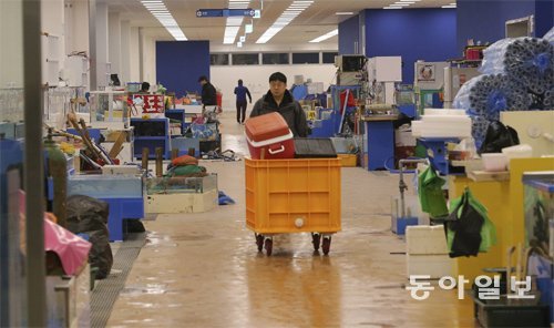 서울 동작구 노량진수산시장이 현대화시장을 준공하고 16일 영업을 시작했지만 옛 시장에 있던 상인 상당수가 이전하지 않아 썰렁한 모습을 보이고 있다. 원대연 기자 yeon72@donga.com