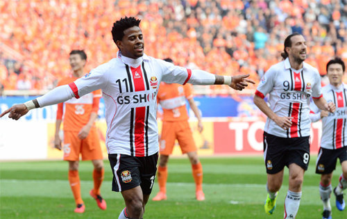 3경기서 9골 ‘득점 기계’ FC 서울의 아드리아노(왼쪽)가 16일 중국 산둥 성 지난올림픽스포츠센터에서 열린 아시아축구연맹(AFC) 챔피언스리그 F조 조별리그 3차전 산둥 루넝과의 방문경기에서 전반 27분 선제골을 넣은 뒤 두 팔을 벌려 세리머니를 하고 있다. 지난=사진공동취재단