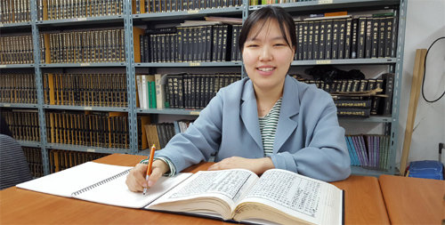 한국고전번역교육원 최연소 신입생인 김소은 씨(20)는 7일 “고전에는 현대에도 그대로 적용되는 금언들이 많아서 좋다”며 “한문 고전은 전문가들만 읽으면 된다는 인식이 바뀌었으면 한다”고 말했다.