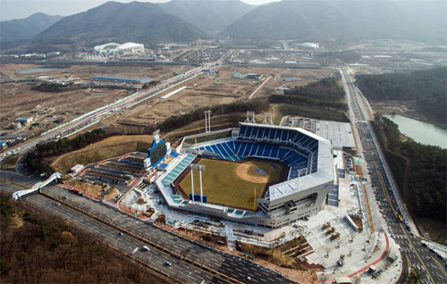 대구삼성라이온즈파크 진입도로인 ‘야구전설로’(편도 6차로)가 19일 파크 개장식에 맞춰 개통된다. 개장식은 이날 낮 12시 반 시민 등 2만5000여 명이 참석한 가운데 열린다. 대구시 제공