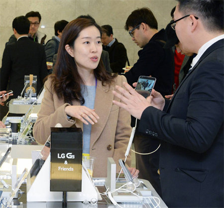 이달 말 전략 스마트폰 G5 판매를 앞둔 LG전자가 17일 오후 서울 마포구 월드컵북로 누리꿈스퀘어에서 ‘G5와 프렌즈 개발자 콘퍼런스’를 개최했다. 콘퍼런스에 참석한 개발자들이 G5를 체험하고 있다. LG전자 제공