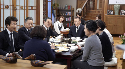 김수현 작가가 만들어낸 세상의 중심에는 늘 가족이 있다. 대가족이 함께 식사하는 장면은 ‘김수현 드라마’의 대표적인 클리셰로 꼽힌다. SBS 제공
