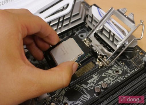 메인보드 소켓에 CPU를 장착하는 모습 (출처=IT동아)