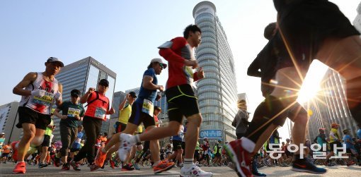 2016 서울국제마라톤 겸 제87회 동아마라톤대회 참가자들이 20일 오전 서울 광화문광장을 출발하고 있다. 사진=전영한 동아일보 기자 scoopjyh@donga.com