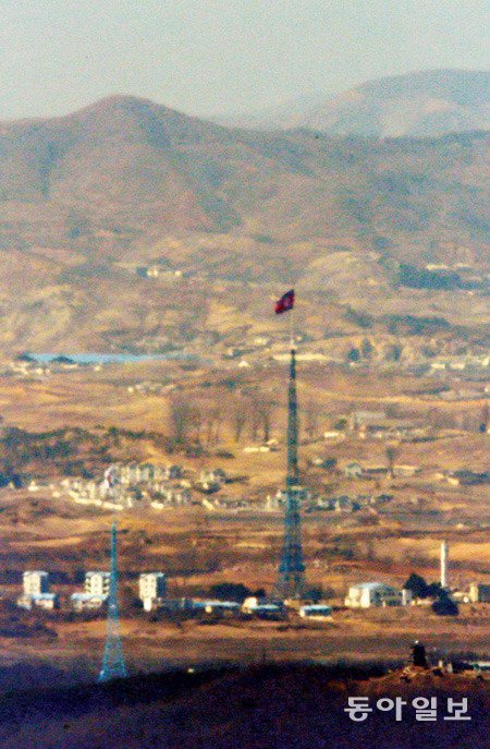 개성공단 폐쇄 한 달째인 3월 10일 우리 측에서 바라본 북한. 남측 대성동 마을의 태극기와 북한 기정동 마을의 인공기가 함께 펄럭이고 있다. 동아일보