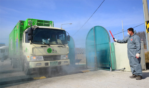 논산시 연무읍의 구제역방역초소에서 이동 차량을 대상으로 구제역 소독작업을 벌이고 있다. 충남도 제공