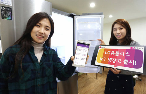 “냉장실 온도 스마트폰으로 확인해요” LG유플러스는 삼성전자와 함께 냉장고의 온도, 문 열림 횟수 등의 정보를 스마트폰으로 확인할 수 있는 IoT 냉장고를 출시했다. LG유플러스 제공