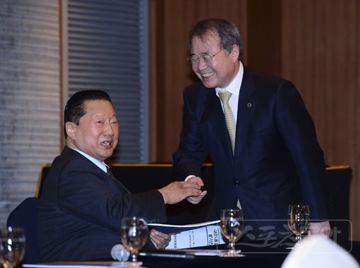 통합체육회 김정행-강영중(오른쪽) 공동회장. 스포츠동아DB