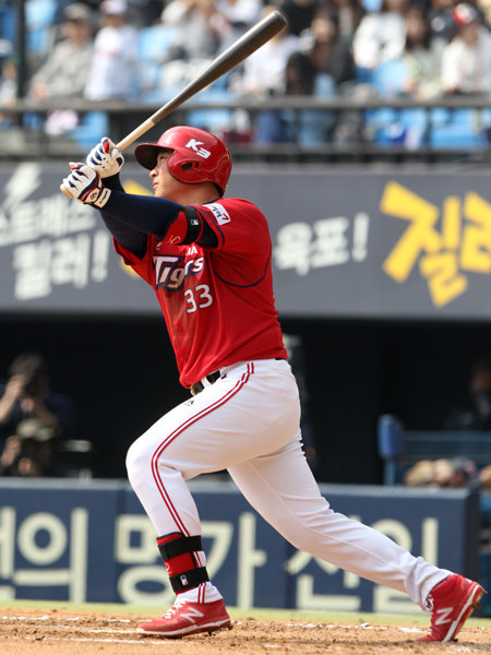 KIA 김주형이 20일 잠실 두산전 5회초 선두타자로 나와 상대 선발 더스틴 니퍼트에게서 좌월솔로홈런을 뽑아내고 있다. 사진제공｜스포츠코리아