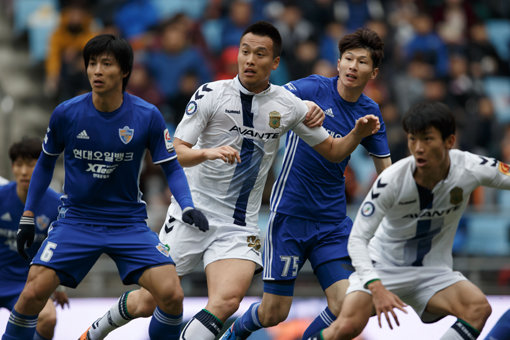 전북 김신욱(왼쪽 2번째)이 20일 문수월드컵경기장에서 열린 친정팀 울산과의 원정경기 도중 옛 동료들과 치열하게 공간을 다투고 있다. 사진제공｜한국프로축구연맹