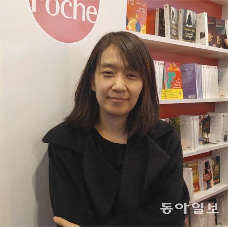 한강 씨는 “내가 어떤 작가인지는 나도 잘 모르겠다. 글을 더 써 봐야 알겠다”며 특유의 눈웃음을 지었다. 파리=손효림 기자 aryssong@donga.com
