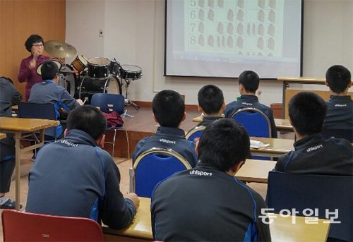 8일 대전의료소년원에서 의료보호 소년들이 음악치료 수업 중 교사의 지도에 따라 타악기를 두드리고 있다. 대전=홍정수 기자 hong@donga.com