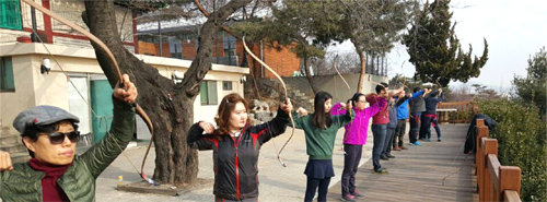 서울 남산공원 건강 활쏘기교실. 서울시 제공