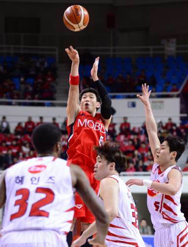 3월 10일 울산 동천체육관에서 열린 ‘2015-2016 KCC 프로농구‘ 울산 모비스와 고양 오리온의 플레이오프 2차전 경기에서 모비스 양동근이 오리온 한호빈의 수비를 피해 슛을 쏘고 있다. 울산 | 김민성 기자 marineboy@donga.com