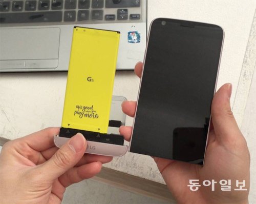 31일 공식 판매에 들어가는 LG전자 전략 스마트폰 G5. 마치 서랍장을 열고 닫듯 배터리를 빼고 낄 수 있는 것이 특징이다. 서동일 기자 dong@donga.com