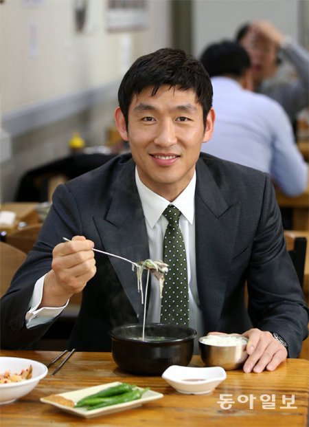 모비스의 양동근이 17일 서울 강남의 한 식당에서 설렁탕을 맛있게 먹고 있다. 장승윤 기자 tomato99@donga.com