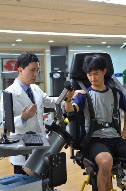 김나민 서울제이에스병원 어깨관절센터 원장(왼쪽)이 어깨수술을 받은 환자를 대상으로 등속성 운동장비를 이용한 재활운동을 진행하고 있다. 서울제이에스병원 제공