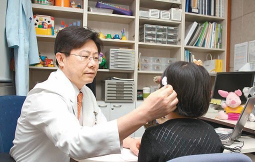 소리이비인후과 박홍준 원장이 병원을 내원한 환자의 귀 질환을 진찰하고 있다. 소리이비인후과 제공